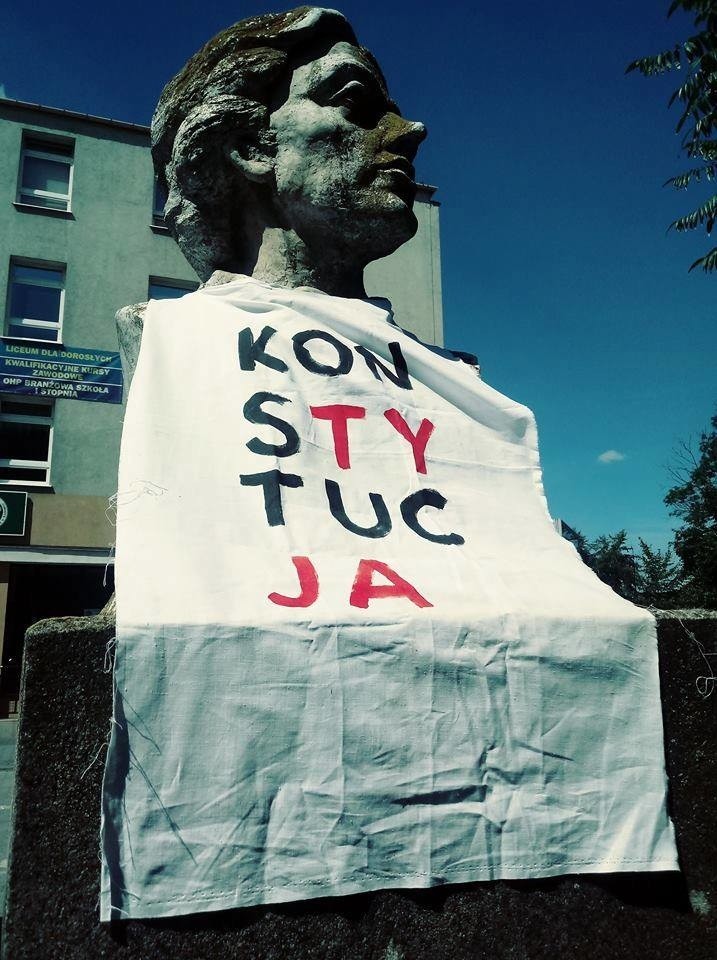 Ogólnopolska akcja KOD także w Radomiu. Pomnik Tadeusza...