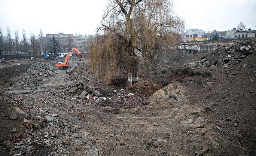 Kraków. Trwają prace rozbiórkowe dawnego basenu „Polfy" przy ul. Eisenberga. W jego miejscu powstanie nowy obiekt pływacki [ZDJĘCIA]