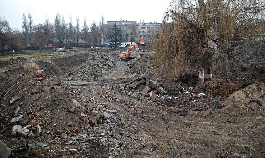 Kraków. Trwają prace rozbiórkowe dawnego basenu „Polfy" przy ul. Eisenberga. W jego miejscu powstanie nowy obiekt pływacki [ZDJĘCIA]