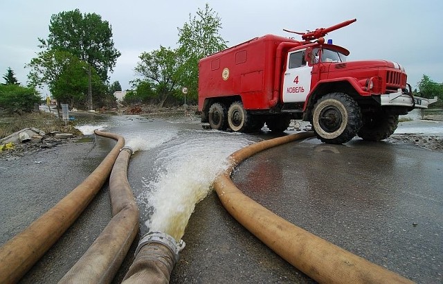 Woda z ulicy Flisaków w Sandomierzu pompowana jest poza tory kolejowe, na ulicę Holowniczą. W tle strażacki wóz z Ukrainy. 