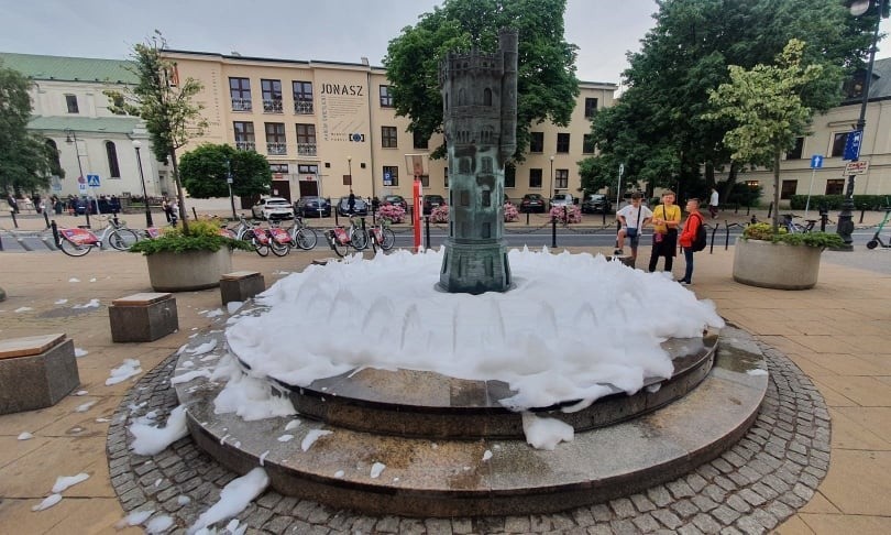 Piana w fontannie na Placu Wolności w Lublinie. Zobacz