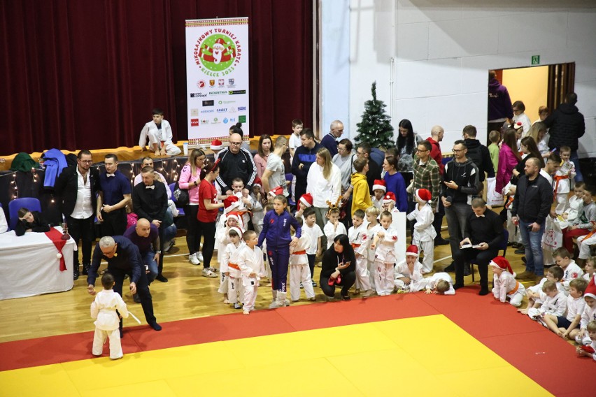 Prawie 600 osób wzięło udział w Mikołajkowym Turnieju Karate w Kielcach. Zorganizował go Kielecki Klub Sportowy Karate. Zobacz zdjęcia