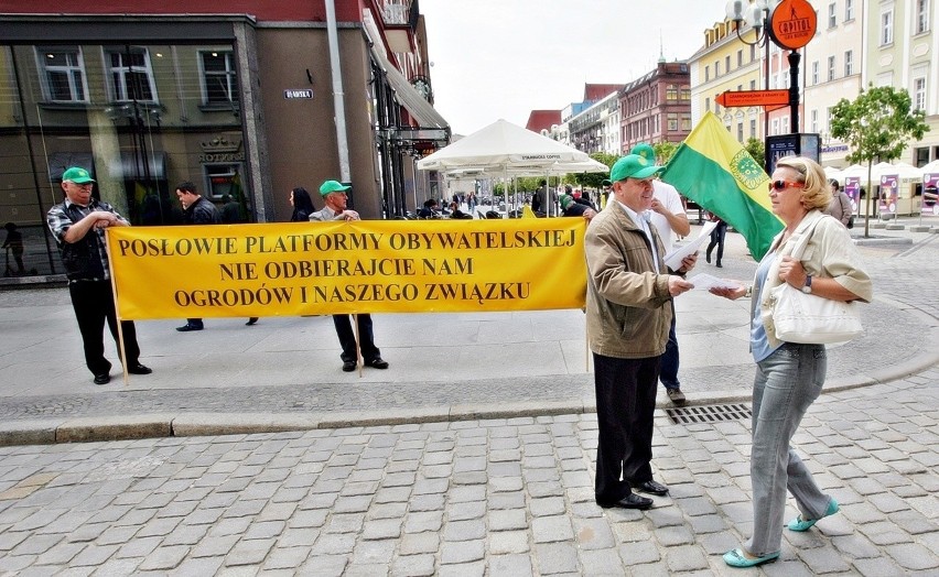 Wrocław: Pikieta działkowców pod siedzibą PO na Oławskiej. Przynieśli swój projekt ustawy