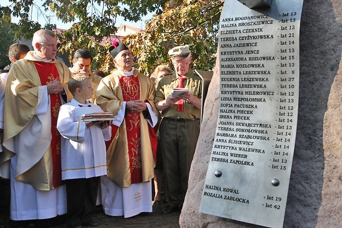 Przed kościolem w Gardnie Wielkiej stanąl kamienny obelisk,...