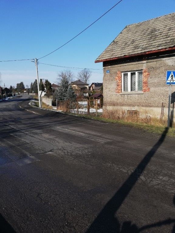 Piesi zagrożeni na pasach. Znaki na drodze powiatowej w Rudawie ścierają się notorycznie