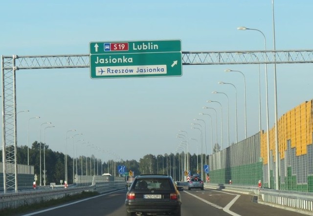 Nowości na autostradzie A4 przed wakacjamiZjazd z autostrady pod Rzeszowem.