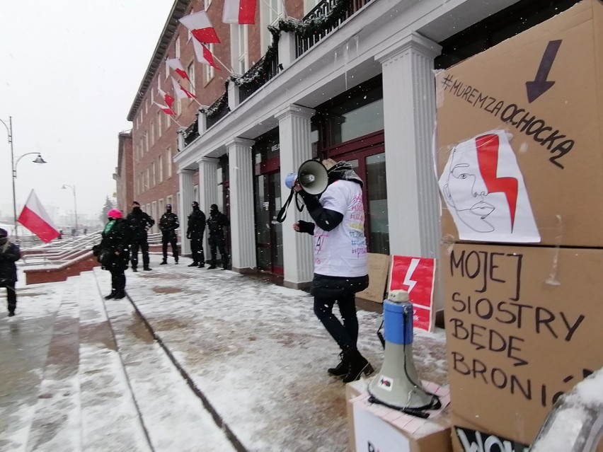 „Murem za Ochocką!”: demonstracja solidarności z dyrektorką szkoły w Tczewie