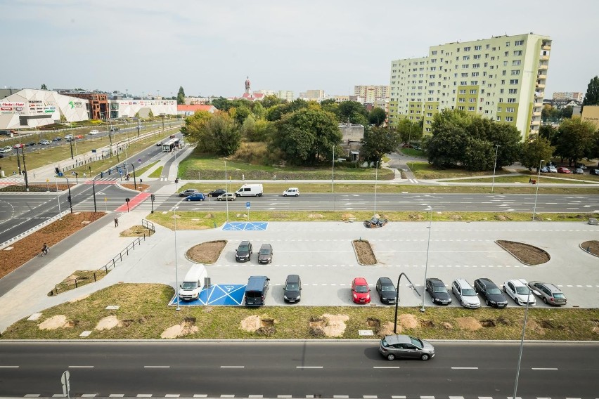 Parking pomiędzy jezdniami na ul. Kujawskiej posiada 140...