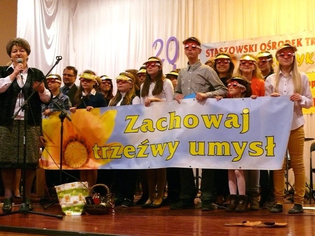 Uczniowie ze Szkoły Podstawowej i Gimnazjum nr 1 w Staszowie, w ramach akcji &#8222;Zachowaj trzeźwy umysł&#8221;, przedstawili program artystyczny o tematyce przeciwalkoholowej.
