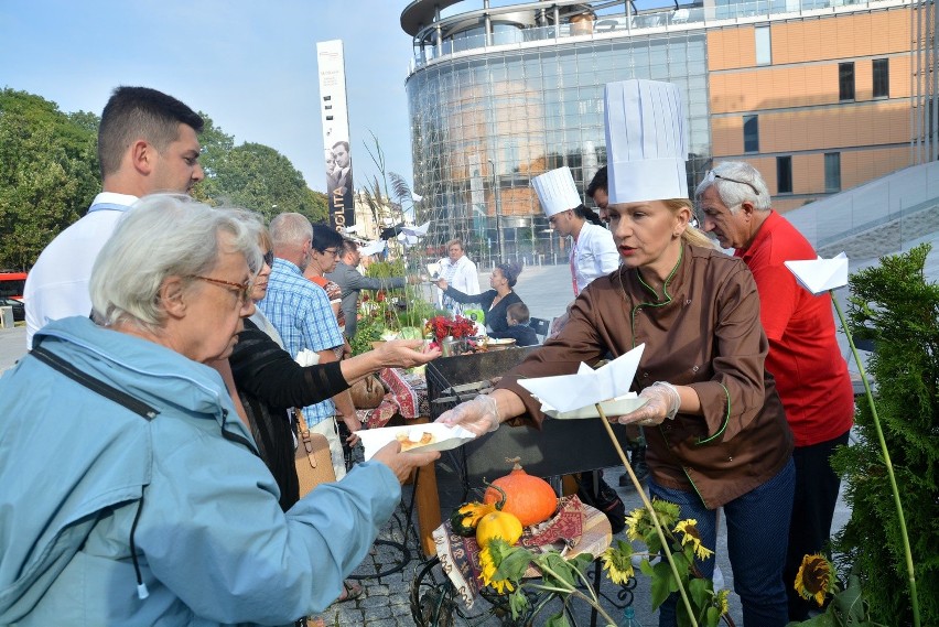 Stół Spotkania Kultur stanął na Festiwalu Smaku (FOTO)