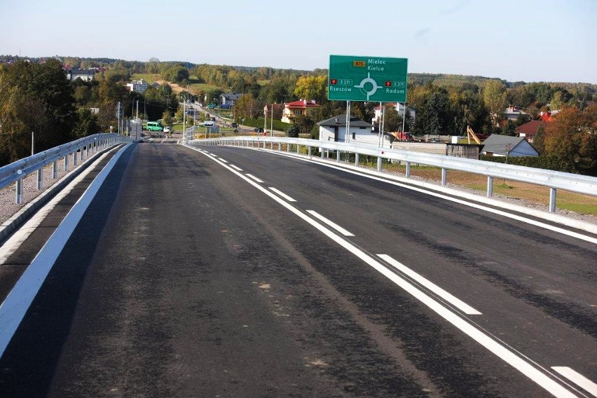 Można już jeździć nową drogą, która biegnie w ciągu drogi...