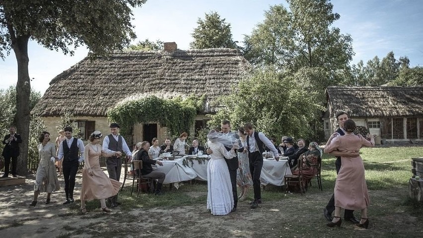 Jest sierpień 1932 rok. Na weselu Mani i Pawła bawią się...