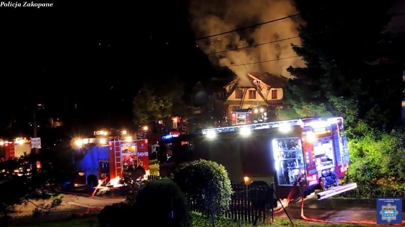 Zakopane. Pożar domu na Chłabówce. Policjanci uratowali dwie osoby