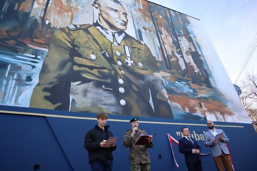 Mural powstał niemal w centrum Radoszyc, przy ulicy...