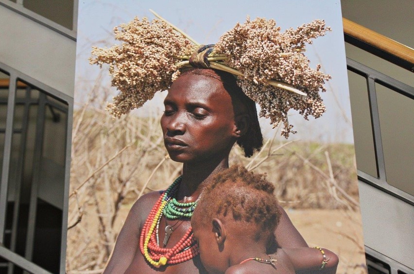 Kobiety Etiopii na zdjęciach Elżbiety Dzikowskiej. Warto obejrzeć wystawę w inowrocławskiej bibliotece