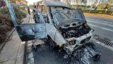 Wrocław: Na Legnickiej doszczętnie spłonął samochód. Podróżowało nim osiem osób, na szczęście nikt nie ucierpiał!