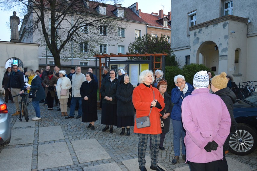 Niedziela  Palmowa. Mieszkańcy Opola odprawili nabożeństwo drogi krzyżowej na ulicach miasta