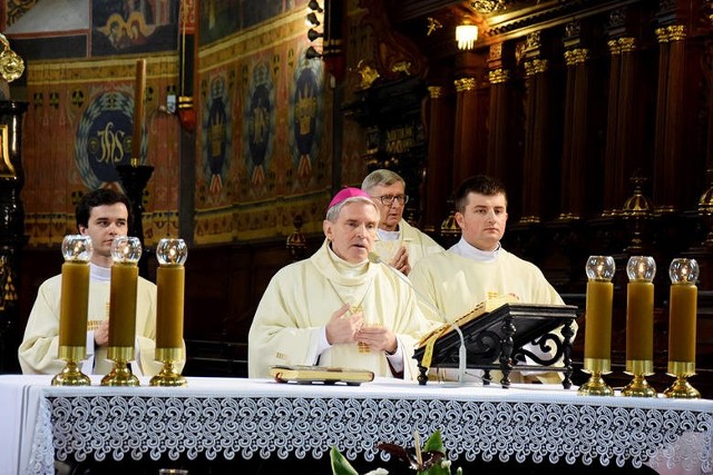 Biskup sandomierski wydał dekret o obowiązku uczestnictwa we mszy świętej w niedziele i dni nakazane.