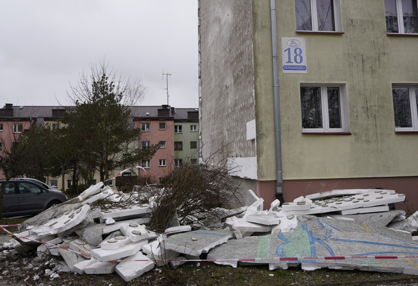 Zerwana przez wiatr elewacja z bloku nr 18 na Osiedlu...