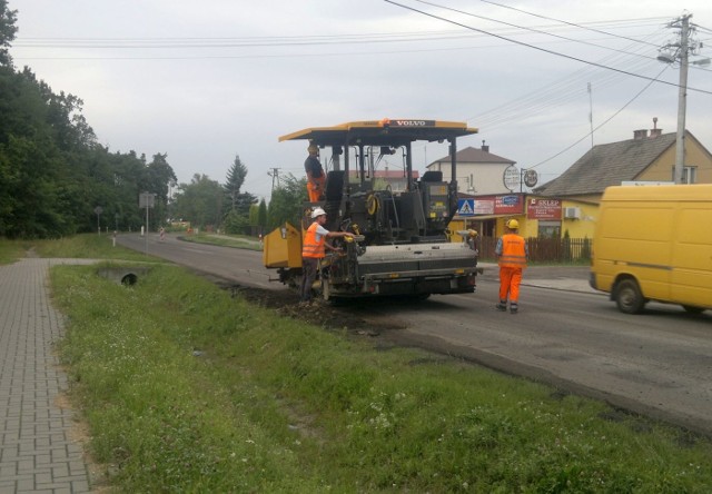 Prace przy poprawie profilu odcinka drogi krajowej.