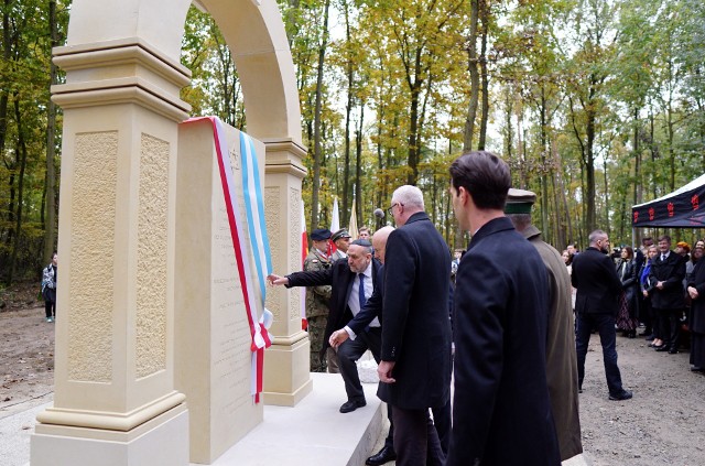 W ramach obchodów 81. rocznicy Akcji Reinhardt w Lasach Kozłowieckich odsłonięto dzisiaj (26 października) pomnik upamiętniający egzekucję Żydów z lubelskiego getta.