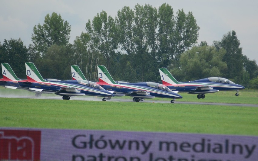 Air Show 2018 w Radomiu. Włoska grupa akrobacyjna Frecce Tricolori to mistrzostwo świata. Wykonali pokaz w skrajnie niekorzystnych warunkach