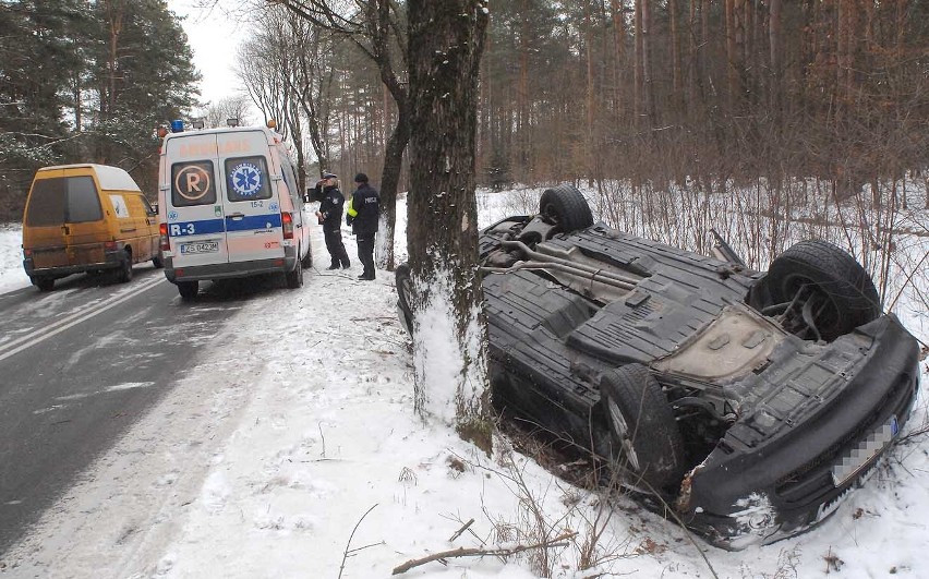 Wypadek w Maszkowie. Dachowało BMW.