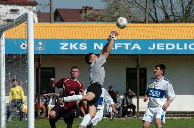 W meczu na szczycie klasy O juniorów starszych Nafta Jedlicze (biale stroje) zremisowala z Sanovią Lesko 1-1.