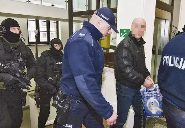 Uzbrojeni w broń maszynową antyterroryści wprowadzili oskarżonego  Macieja B., ps. Maciula, do sali rozpraw Sądu Okręgowego w Bydgoszczy