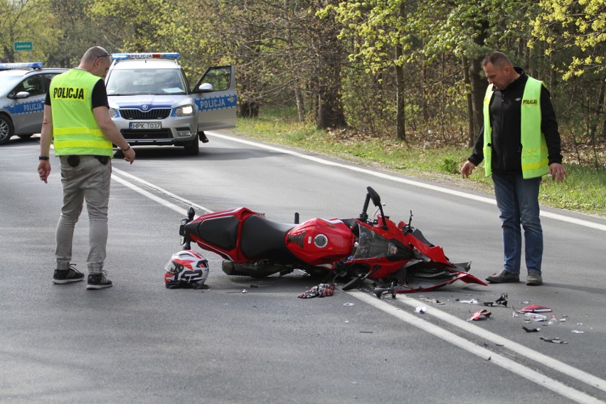 Mężczyzna kierujący sportowym motocyklem honda został ranny...