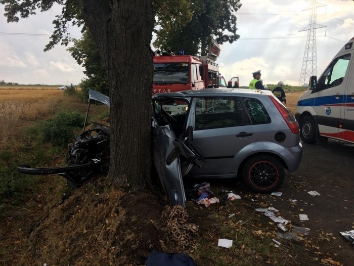 W Dobrzycy auto uderzyło w drzewo. Jedna osoba została...