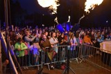 Tłumy podczas koncertu C-BOOL i Sound'n'Grace w Stalowej Woli. Tysiące osób na publiczności spędziło wieczór tańcząc przed sceną. Zdjęcia