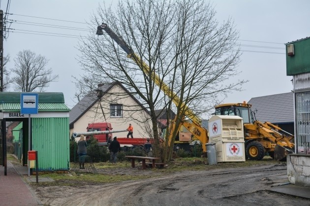 W Białczu posawili nowy słup pod gniazdo dla bocianiej pary...