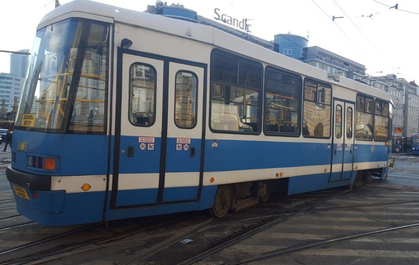 Tramwaj wykoleił się w centrum na środku skrzyżowania (OBJAZDY)