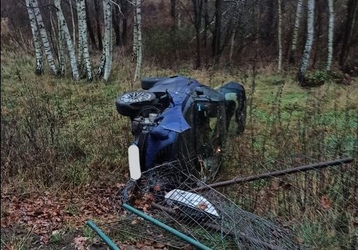 Wypadek w Mierzeszynie. Samochód osobowy staranował ogrodzenie