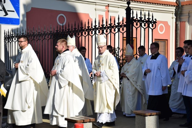Tłumy wiernych na uroczystościach odpustowych ku czci błogosławionego Wincentego Kadłubka w Sandomierzu. Była procesja i Eucharystia 