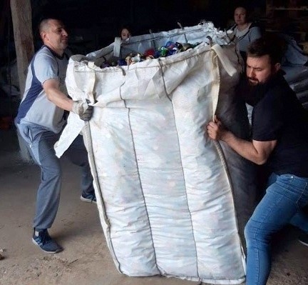 Akcji "Nakręć się na pomaganie" ciąg dalszy. Dzielnicowy z Białej Piskiej wysłał 9 ton nakrętek do firmy recyklingowej (zdjęcia)