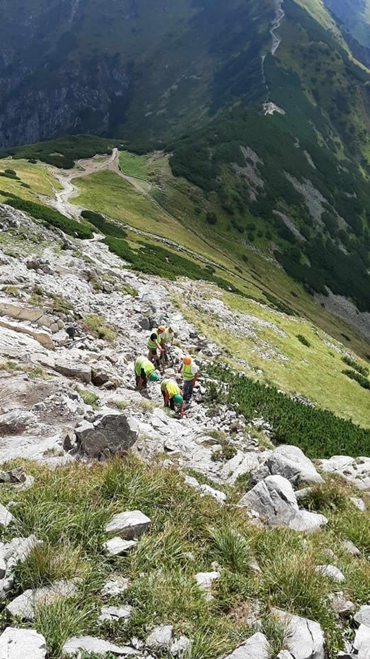 Robotnicy naprawiają szlak na Giewont