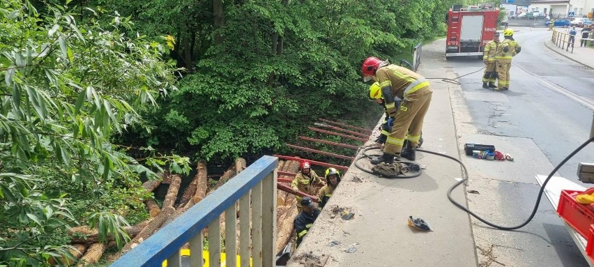 Kolbudy. Ciężarówka przebiła się przez barierki i spadła do rzeki Raduni. Ruch wahadłowy 06.06.2022 r.