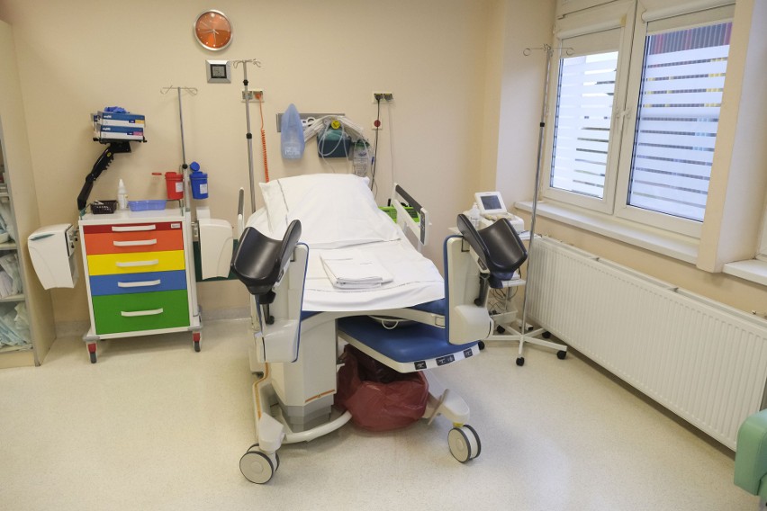 Sala porodowa, na której pacjentka przebywa sama