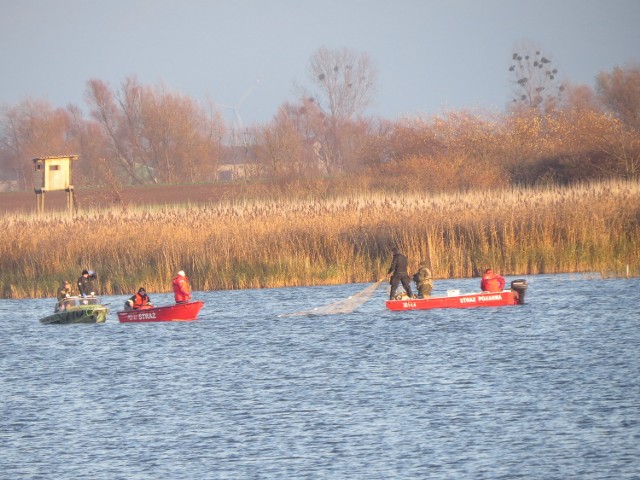 Drugi dzień poszukiwań 27-letniego Jarosława i 31-letniego Konrada L. w wodach jeziora w Ostrowąsie w gm. Aleksandrów Kujawskm nie przyniosły oczekiwanych rezultatów. 