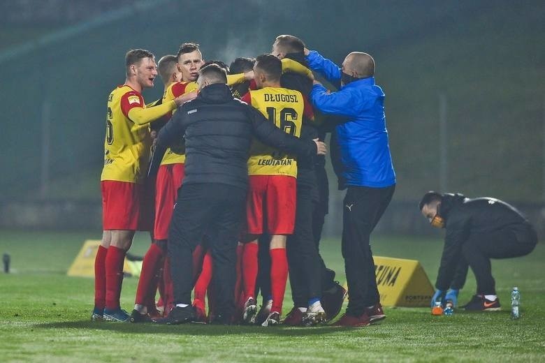 Trener Korony Kielce Maciej Bartoszek liczy na rehabilitację swojej drużyny w meczu z GKS Bełchatów [ZDJĘCIA]