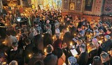 Sobór św. Mikołaja w Białymstoku. Wielki Czwartek w Cerkwi Prawosławnej, tłumy wiernych i blask setek świec