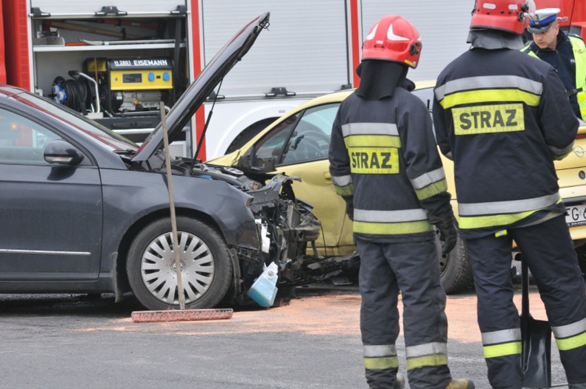 Groźna kraksa na ul. Szczecińskiej w Gorzowie. Zderzyły się trzy auta (zdjęcia)