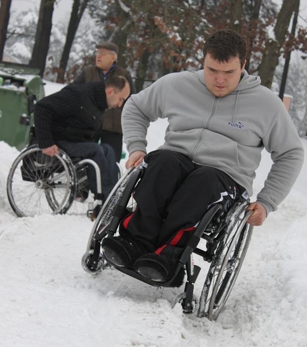 Rafał Kostrzewa do przystanku jedzie prawie godzinę, choć to tylko 200 metrów. Łukasz Sarul (z tyłu), by móc przebić się przez zwały śniegu, prosi sąsiada o pomoc.