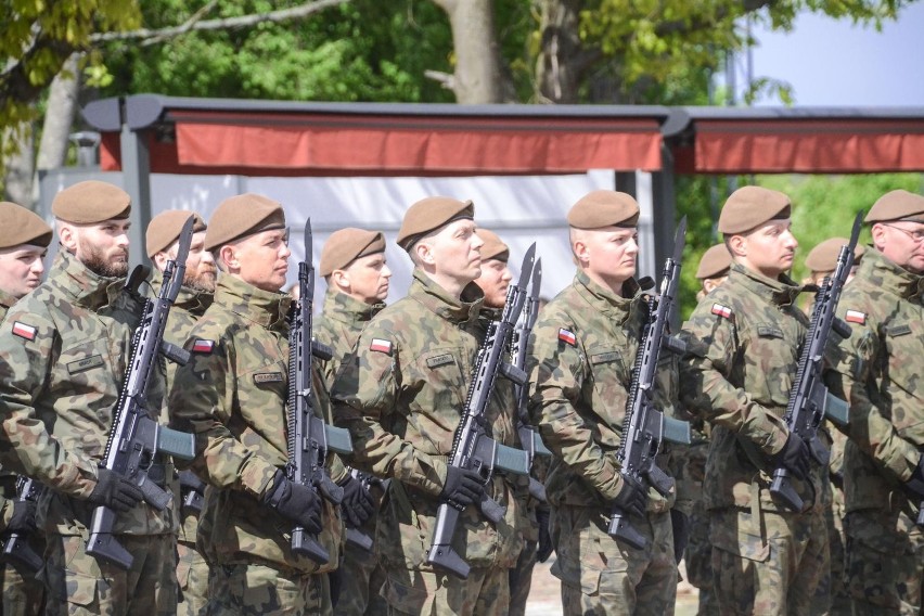 Nowi żołnierze w Podlaskiej Brygadzie Obrony Terytorialnej. W Supraślu złożyli przysięgę wojskową [ZDJĘCIA]
