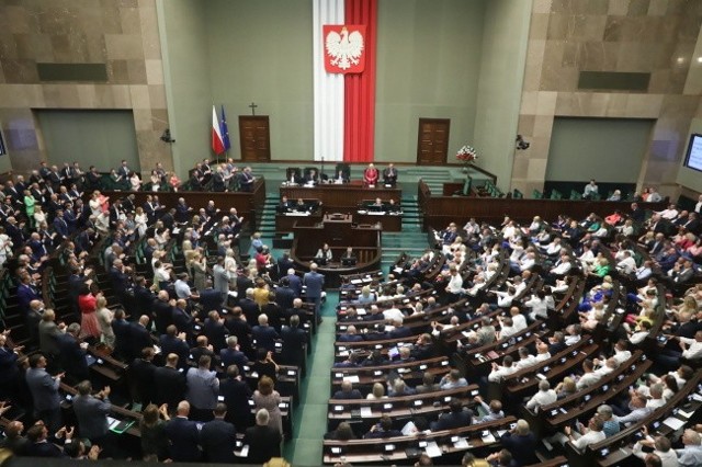 Przygotowany przez posłów PiS projekt uchwały "ws. sprawie obcej ingerencji w proces wyborczy w Polsce" został w czwartek zarekomendowany przez komisję z kilkoma redakcyjnymi poprawkami.