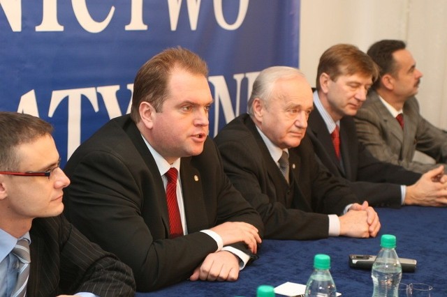 Paweł Piskorski na konferencji prasowej w Kielcach