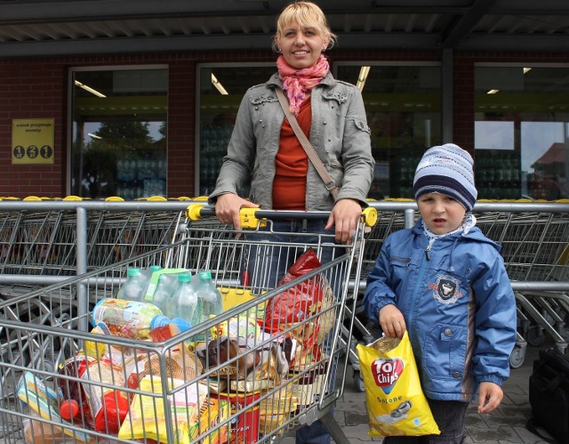 - Cieszę się, że w mieście będą kolejne sklepy, bo konkurencja oznacza niższe ceny- mówi  Patrycja Wolny, na zdjęciu z synem Patrykiem.