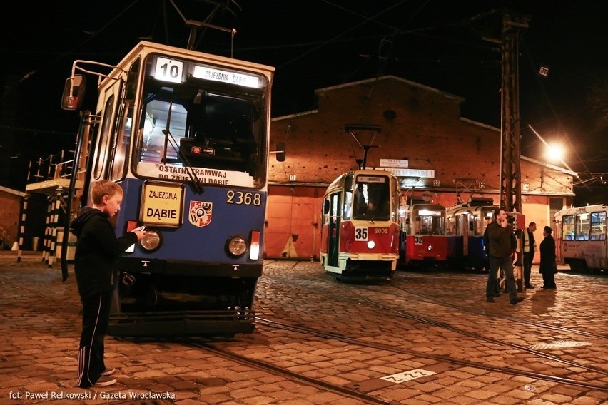 Wrocław: W nocy pożegnaliśmy zajezdnię Dąbie. Co dalej z tym terenem? (ZDJĘCIA)